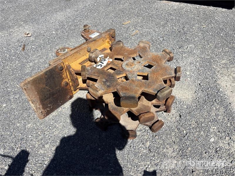 American Compaction 28 in Excavator Compaction Wheel Інше обладнання