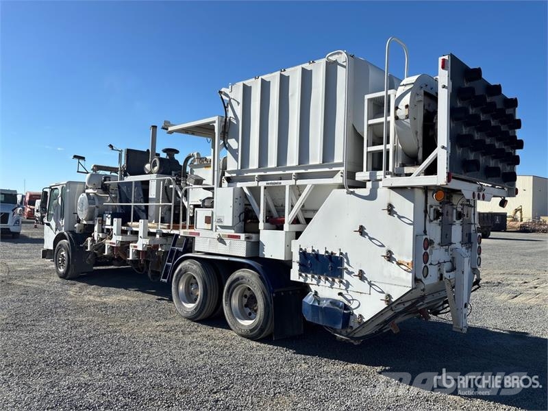 American LaFrance Condor 6x4 Marking Removal Truck T/A Cabover Day C 中古トラクターヘッド | トレーラーヘッド
