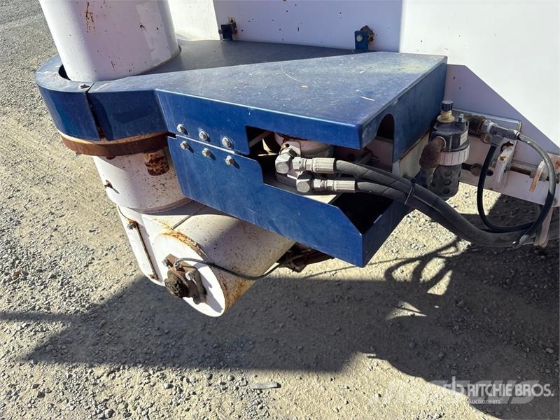 American LaFrance Condor 6x4 Marking Removal Truck T/A Cabover Day C 中古トラクターヘッド | トレーラーヘッド