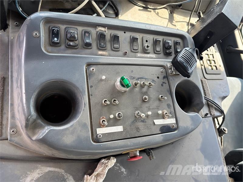 American LaFrance Condor 6x4 Marking Removal Truck شاحنات أخرى