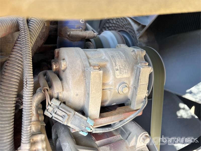 American LaFrance Condor 6x4 Marking Removal Truck T/A Cabover Day C 中古トラクターヘッド | トレーラーヘッド