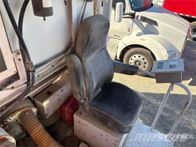 American LaFrance Condor 6x4 Marking Removal Truck T/A Cabover Day C 中古トラクターヘッド | トレーラーヘッド