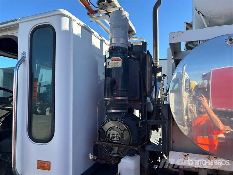 American LaFrance Condor 6x4 Marking Removal Truck T/A Cabover Day C 中古トラクターヘッド | トレーラーヘッド