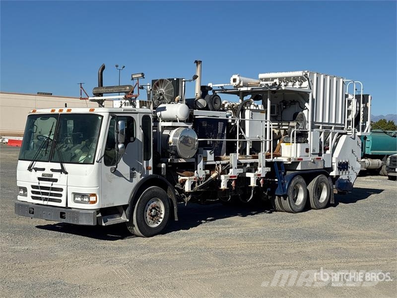 American LaFrance Condor 6x4 Marking Removal Truck T/A Cabover Day C 中古トラクターヘッド | トレーラーヘッド
