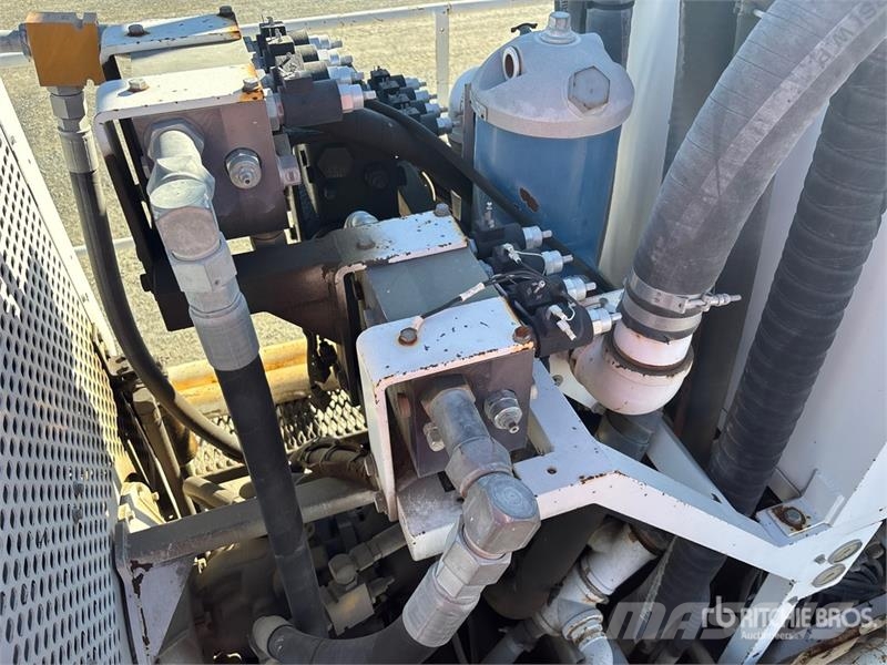 American LaFrance Condor 6x4 Marking Removal Truck T/A Cabover Day C 中古トラクターヘッド | トレーラーヘッド