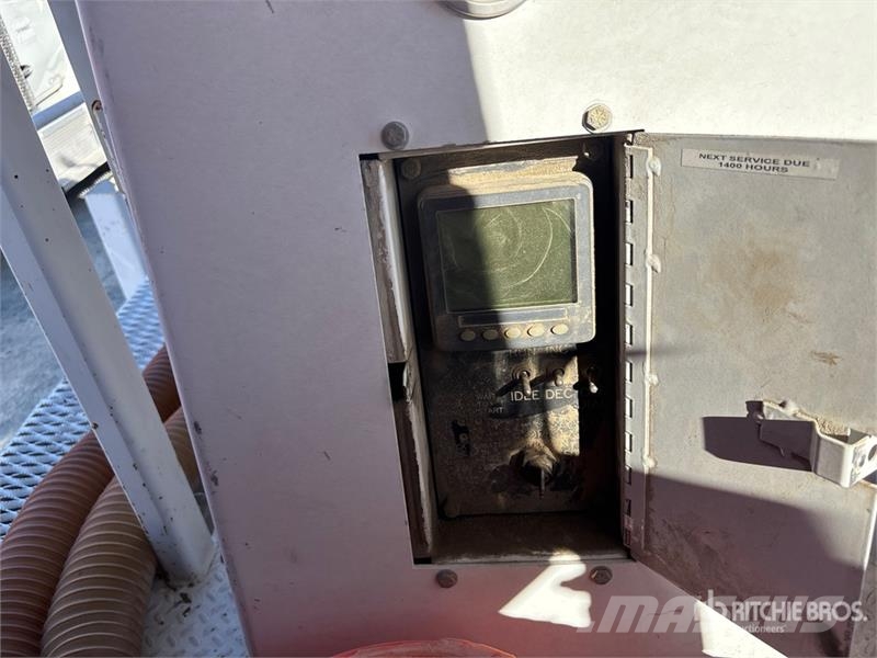 American LaFrance Condor 6x4 Marking Removal Truck T/A Cabover Day C 中古トラクターヘッド | トレーラーヘッド