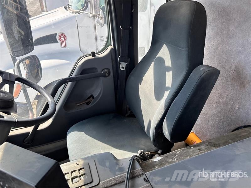 American LaFrance Condor 6x4 Marking Removal Truck شاحنات أخرى