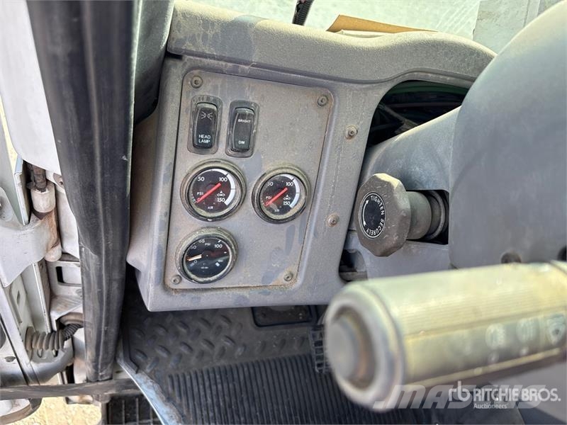 American LaFrance Condor 6x4 Marking Removal Truck شاحنات أخرى