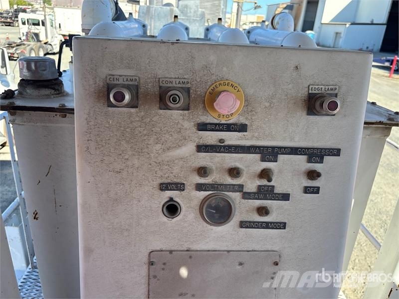 American LaFrance Condor 6x4 Marking Removal Truck T/A Cabover Day C 中古トラクターヘッド | トレーラーヘッド
