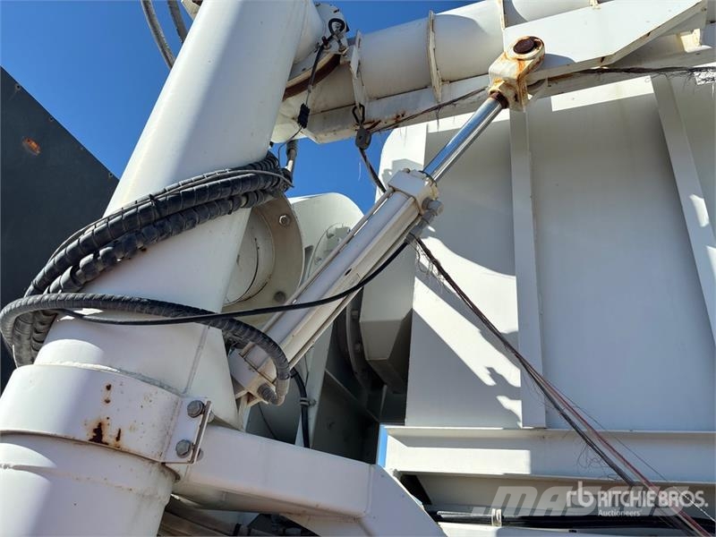 American LaFrance Condor 6x4 Marking Removal Truck T/A Cabover Day C 中古トラクターヘッド | トレーラーヘッド