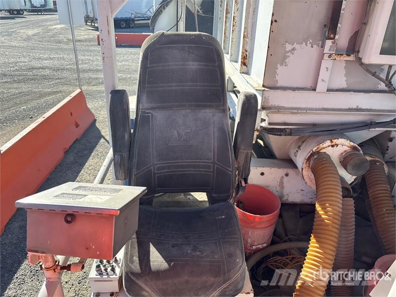 American LaFrance Condor 6x4 Marking Removal Truck T/A Cabover Day C 中古トラクターヘッド | トレーラーヘッド