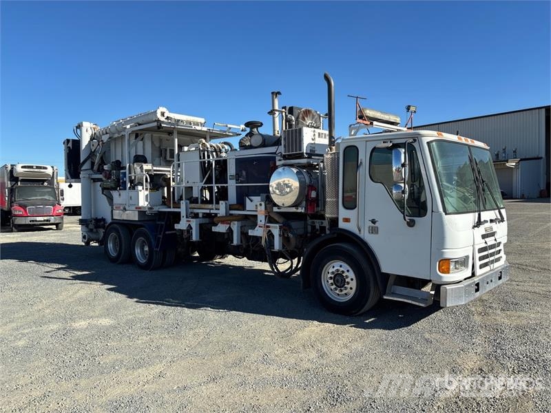 American LaFrance Condor 6x4 Marking Removal Truck T/A Cabover Day C 中古トラクターヘッド | トレーラーヘッド