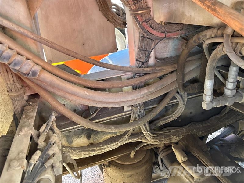 American LaFrance Condor 6x4 Marking Removal Truck T/A Cabover Day C 中古トラクターヘッド | トレーラーヘッド