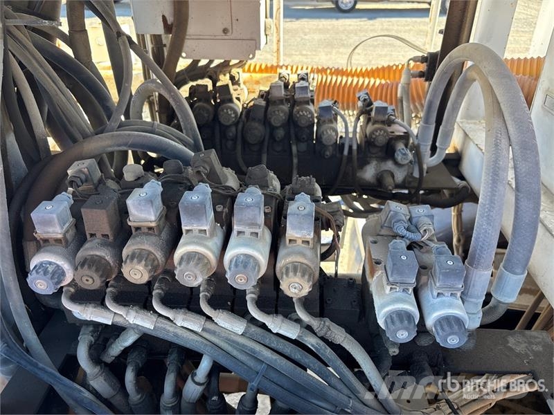 American LaFrance Condor 6x4 Marking Removal Truck T/A Cabover Day C 中古トラクターヘッド | トレーラーヘッド