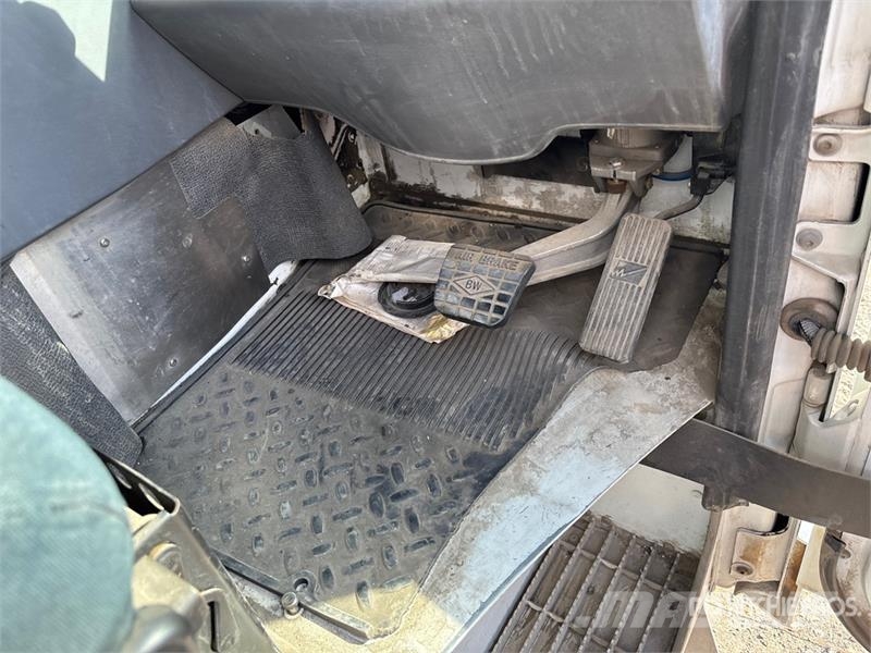 American LaFrance Condor 6x4 Marking Removal Truck شاحنات أخرى