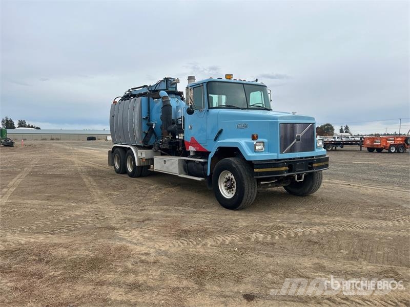 Aquatics B-10 on Volvo/Autocar 6x4 Vacuum Excavat Vaakumautod