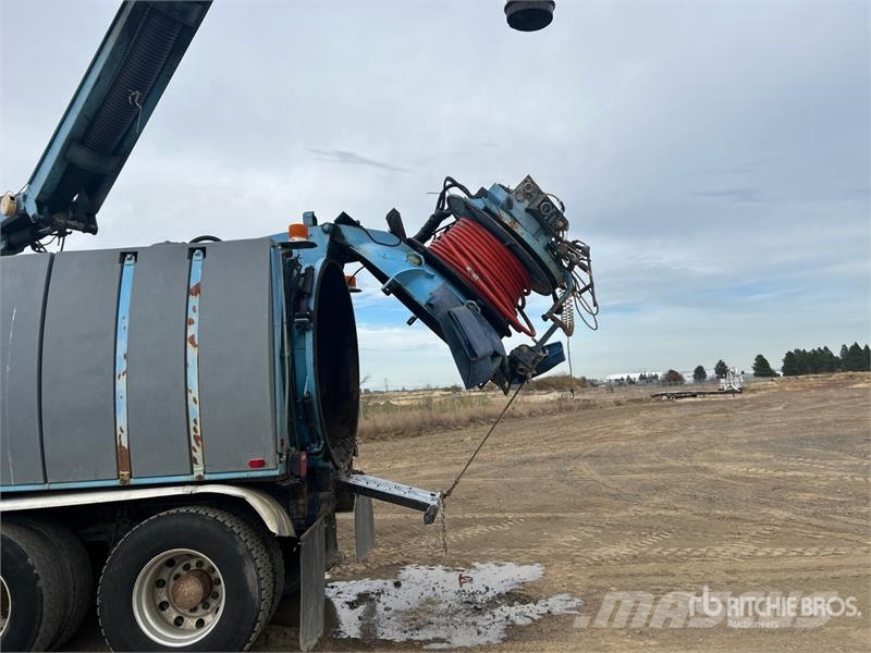 Aquatics B-10 on Volvo/Autocar 6x4 Vacuum Excavat Vaakumautod