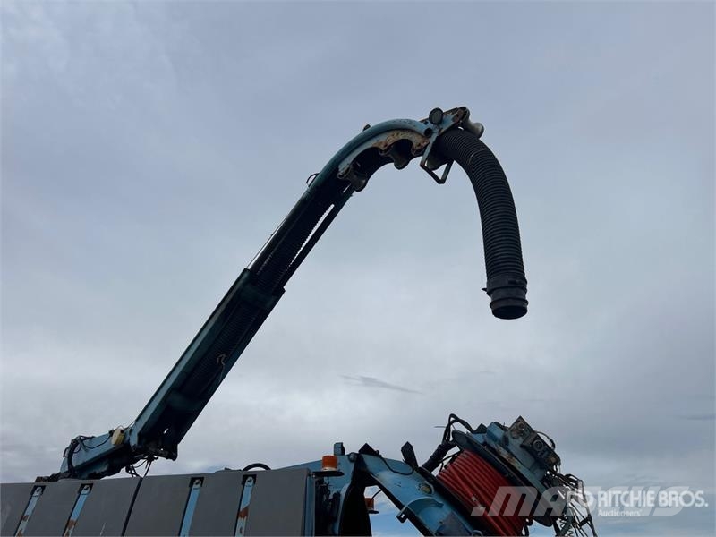 Aquatics B-10 on Volvo/Autocar 6x4 Vacuum Excavat Vaakumautod