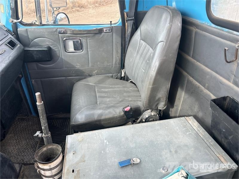 Aquatics B-10 on Volvo/Autocar 6x4 Vacuum Excavat Vaakumautod