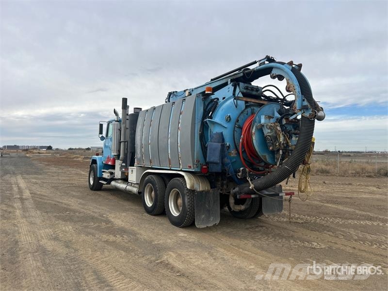 Aquatics B-10 on Volvo/Autocar 6x4 Vacuum Excavat Vaakumautod