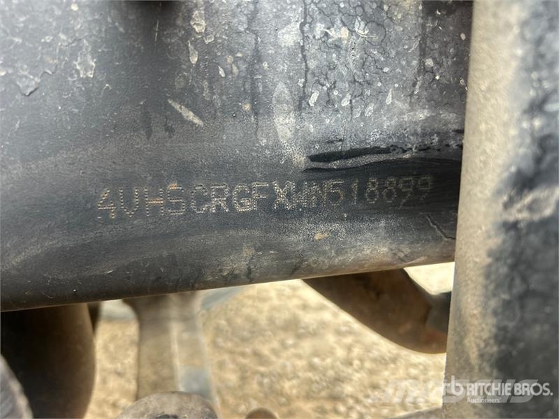 Aquatics B-10 on Volvo/Autocar 6x4 Vacuum Excavat Vaakumautod