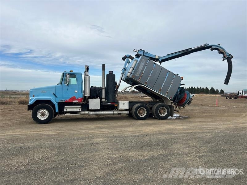 Aquatics B-10 on Volvo/Autocar 6x4 Vacuum Excavat Vaakumautod