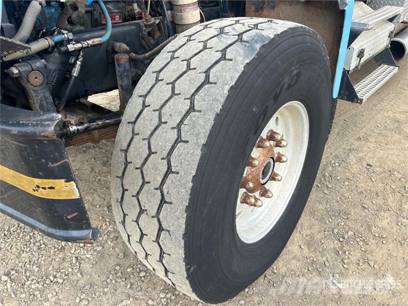 Aquatics B-10 on Volvo/Autocar 6x4 Vacuum Excavat Vaakumautod