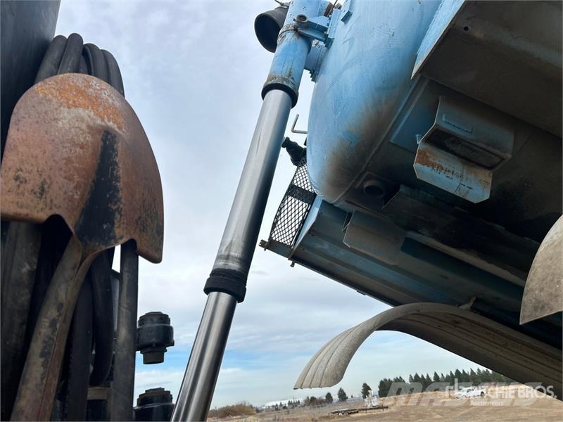 Aquatics B-10 on Volvo/Autocar 6x4 Vacuum Excavat Vaakumautod