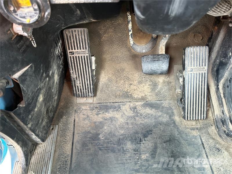 Aquatics B-10 on Volvo/Autocar 6x4 Vacuum Excavat Vaakumautod