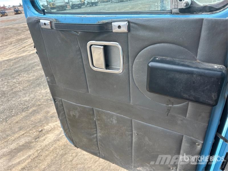 Aquatics B-10 on Volvo/Autocar 6x4 Vacuum Excavat Vaakumautod
