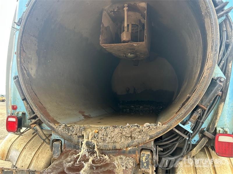 Aquatics B-10 on Volvo/Autocar 6x4 Vacuum Excavat Vaakumautod