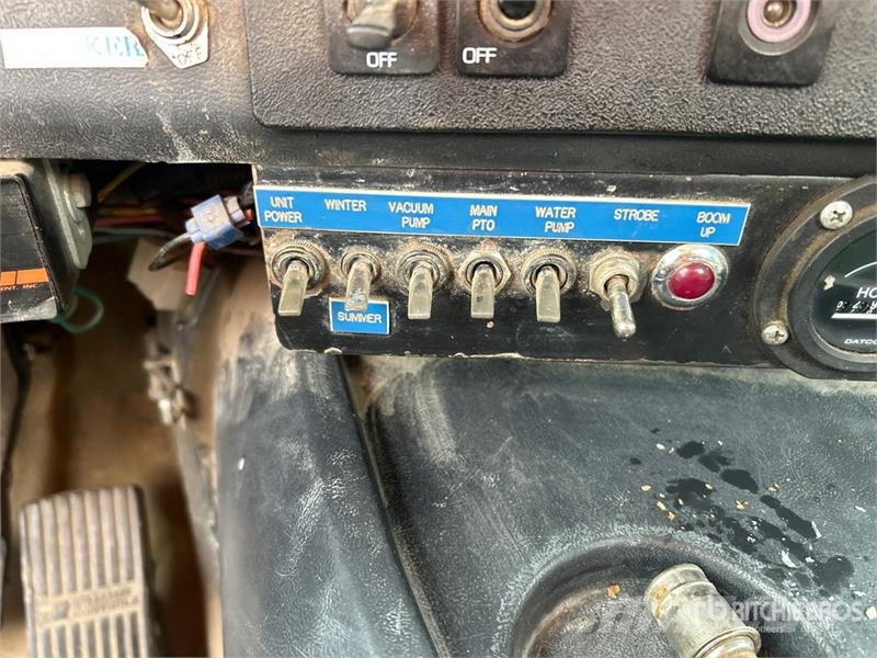 Aquatics B-10 on Volvo/Autocar 6x4 Vacuum Excavat Vaakumautod