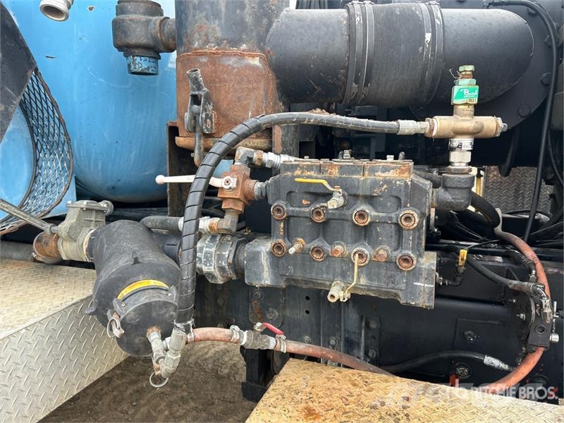 Aquatics B-10 on Volvo/Autocar 6x4 Vacuum Excavat Vaakumautod