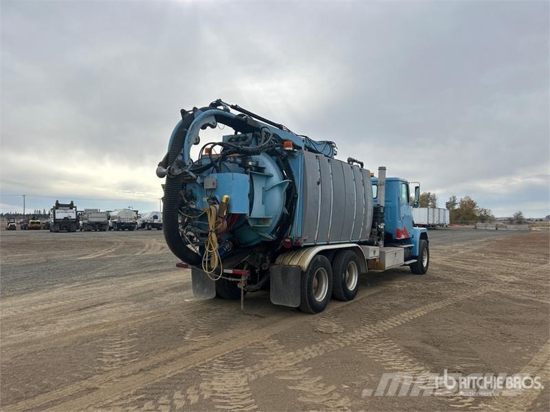 Aquatics B-10 on Volvo/Autocar 6x4 Vacuum Excavat Vaakumautod