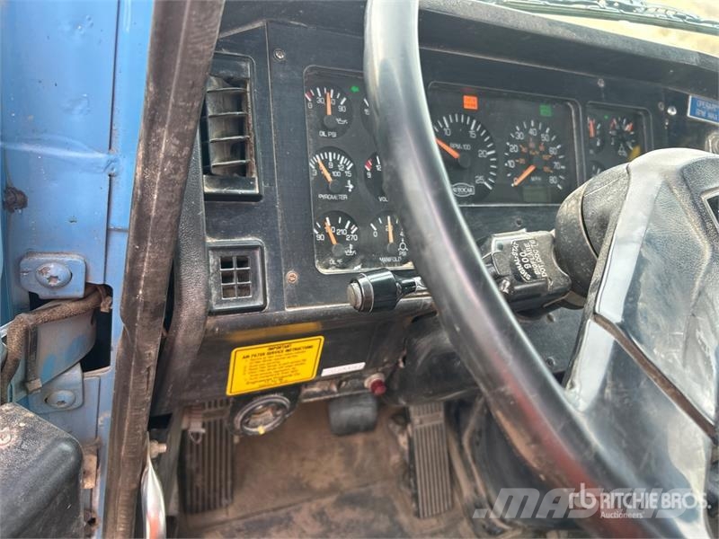 Aquatics B-10 on Volvo/Autocar 6x4 Vacuum Excavat Vaakumautod