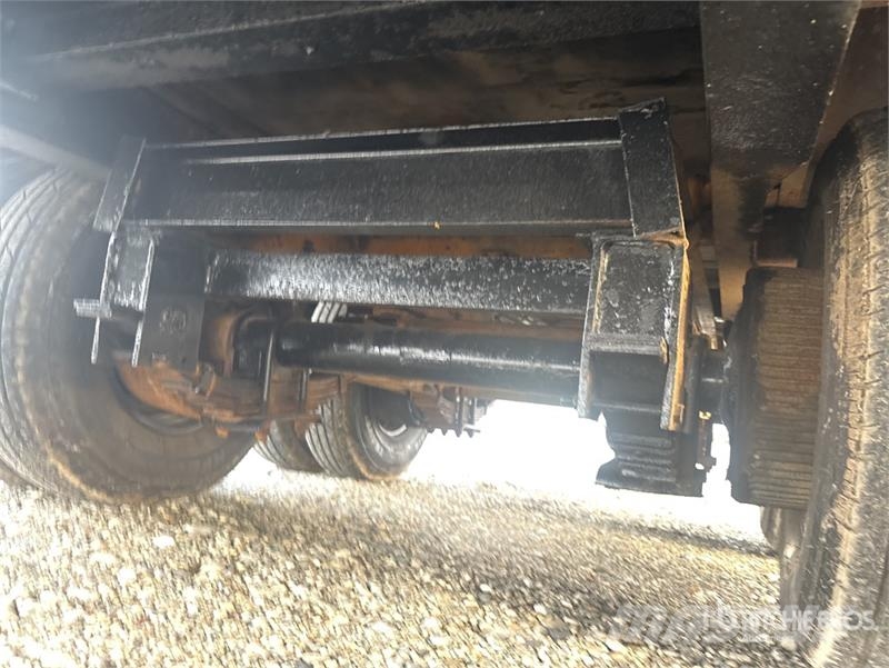 Bar-Bel Fabricating 25 ft T/A Tilt Deck Trailer Низькорамні причепи