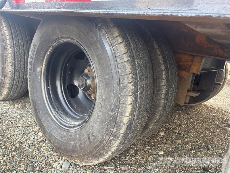 Bar-Bel Fabricating 25 ft T/A Tilt Deck Trailer Низькорамні причепи