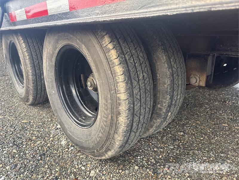 Bar-Bel Fabricating 25 ft T/A Tilt Deck Trailer Низькорамні причепи