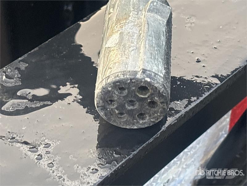 Bar-Bel Fabricating 25 ft T/A Tilt Deck Trailer Низькорамні причепи
