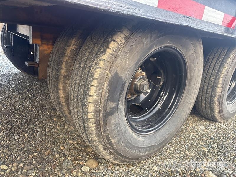 Bar-Bel Fabricating 25 ft T/A Tilt Deck Trailer Низькорамні причепи