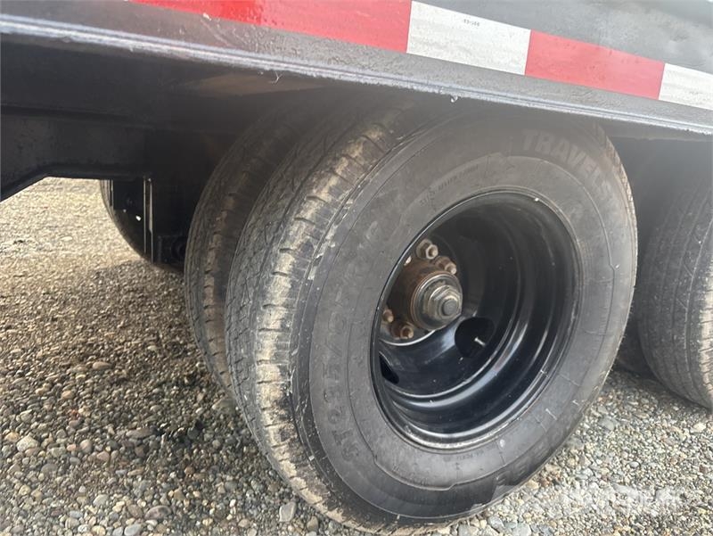 Bar-Bel Fabricating 25 ft T/A Tilt Deck Trailer Низькорамні причепи