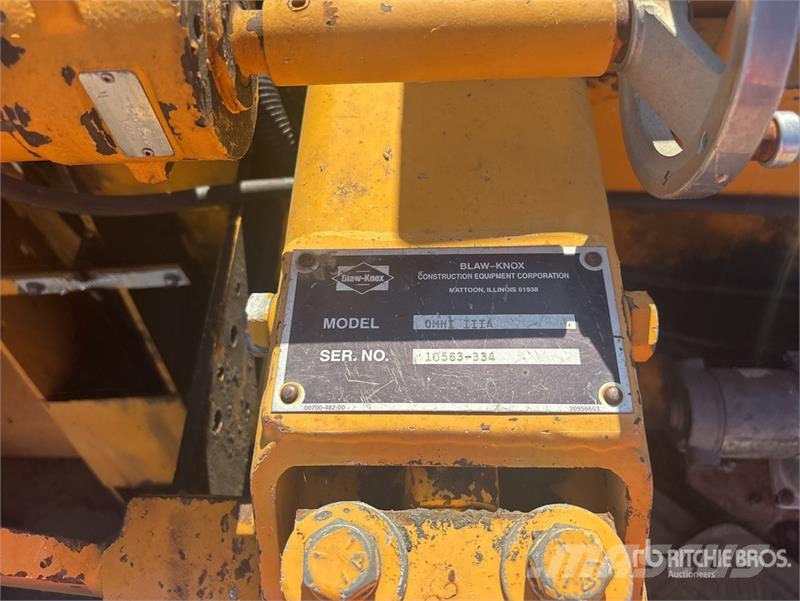 Blaw-Knox PF3200 Wheel Asphalt Paver Finisseur