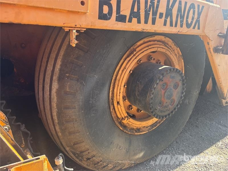Blaw-Knox PF3200 Wheel Asphalt Paver Finisseur