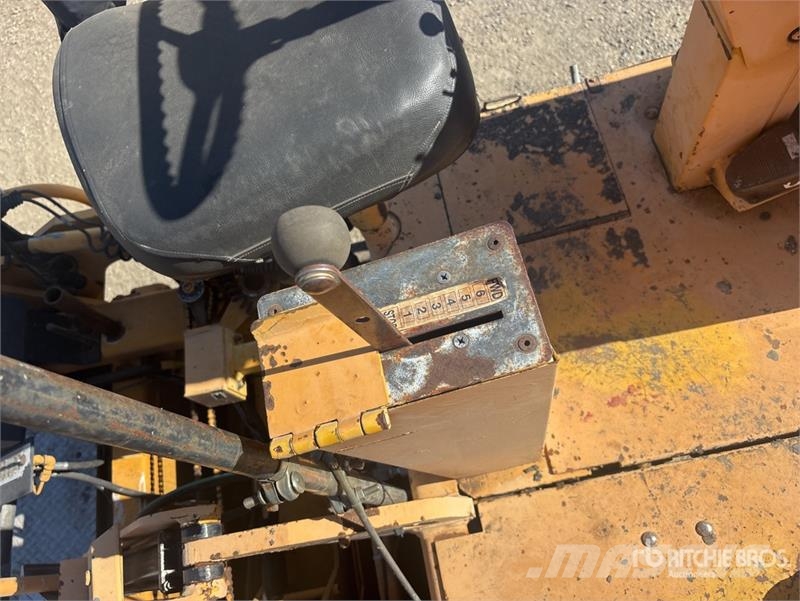 Blaw-Knox PF3200 Wheel Asphalt Paver Finisseur
