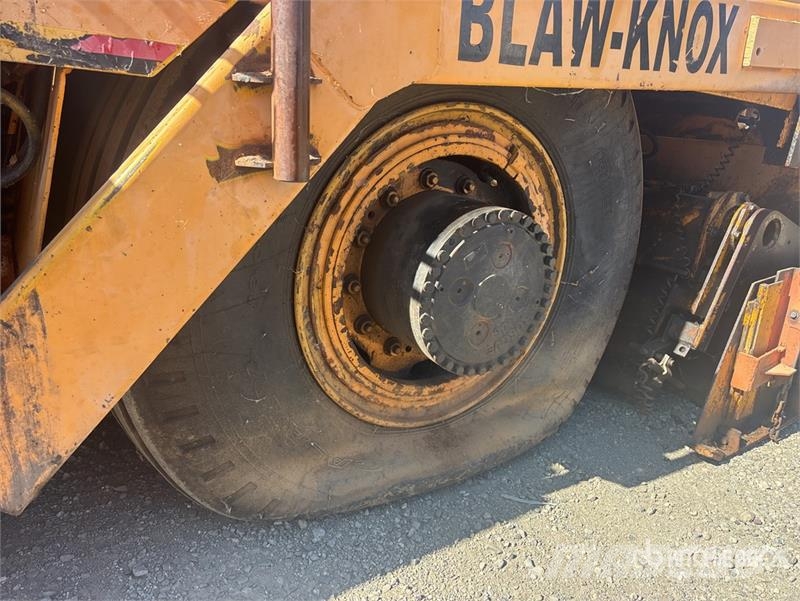 Blaw-Knox PF3200 Wheel Asphalt Paver Finisseur