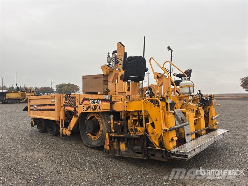 Blaw-Knox PF3200 Wheel Asphalt Paver Aszfalt terítõ gépek
