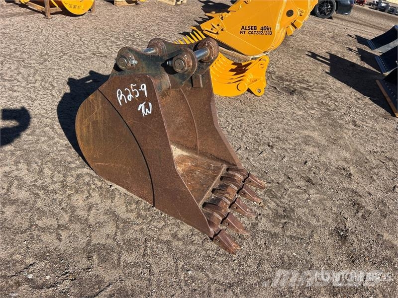 Bobcat 24 in Digging Excavator Bucket Kauhat