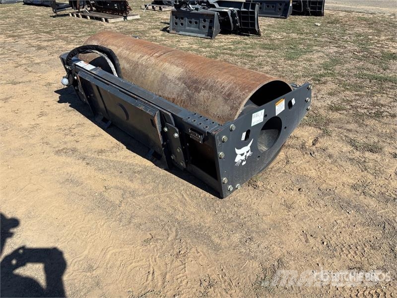 Bobcat 80 in Skid Steer Vibratory Roller Walzen