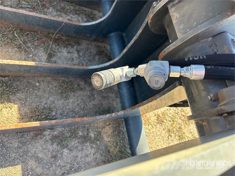 Bobcat 82 in Skid Steer Grapple Bucket Pinzas