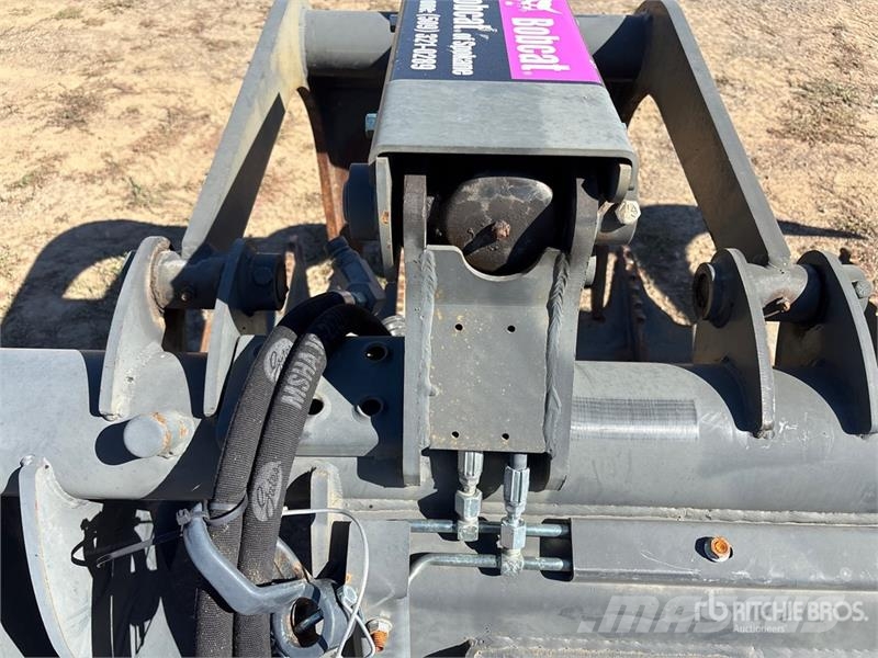 Bobcat 82 in Skid Steer Grapple Bucket Pinzas